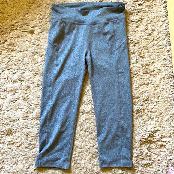 Gray cropped leggings